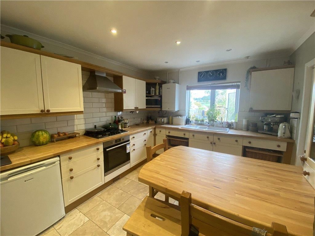 Property photo 2 of 9 Kitchen
