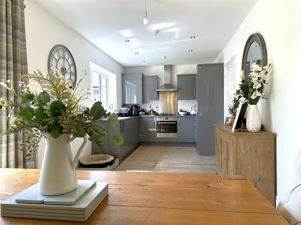 Property photo 2 of 22 Open-Plan Dining Kitchen 897