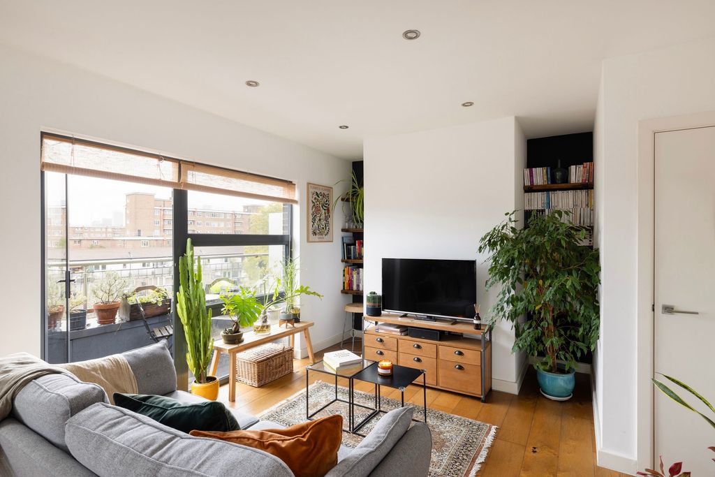 Property photo 3 of 18 Damien Street, E1