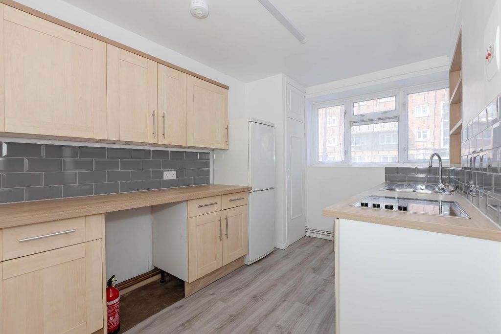 Property photo 2 of 9 Coates Crt.Jpg