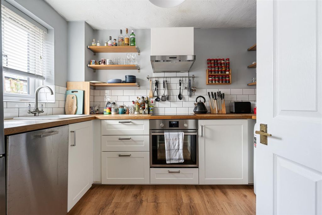 Property photo 3 of 15 Westbury Road, E17
