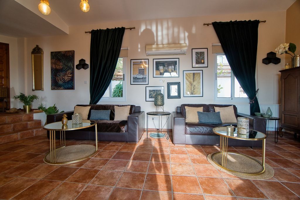 Property photo 2 of 32