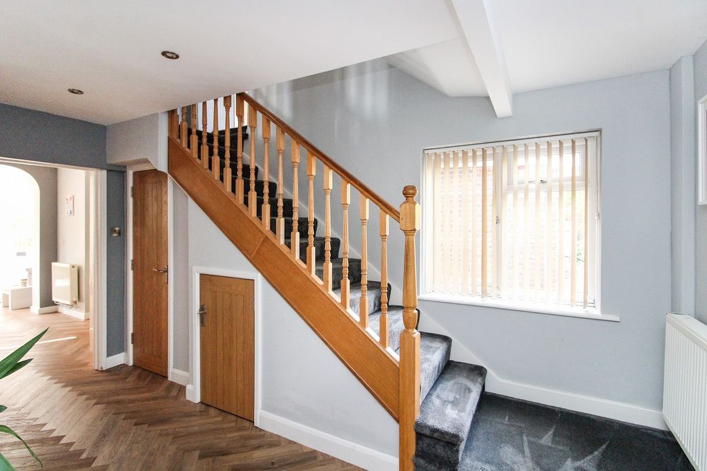 Property photo 2 of 22 Entrance Hall