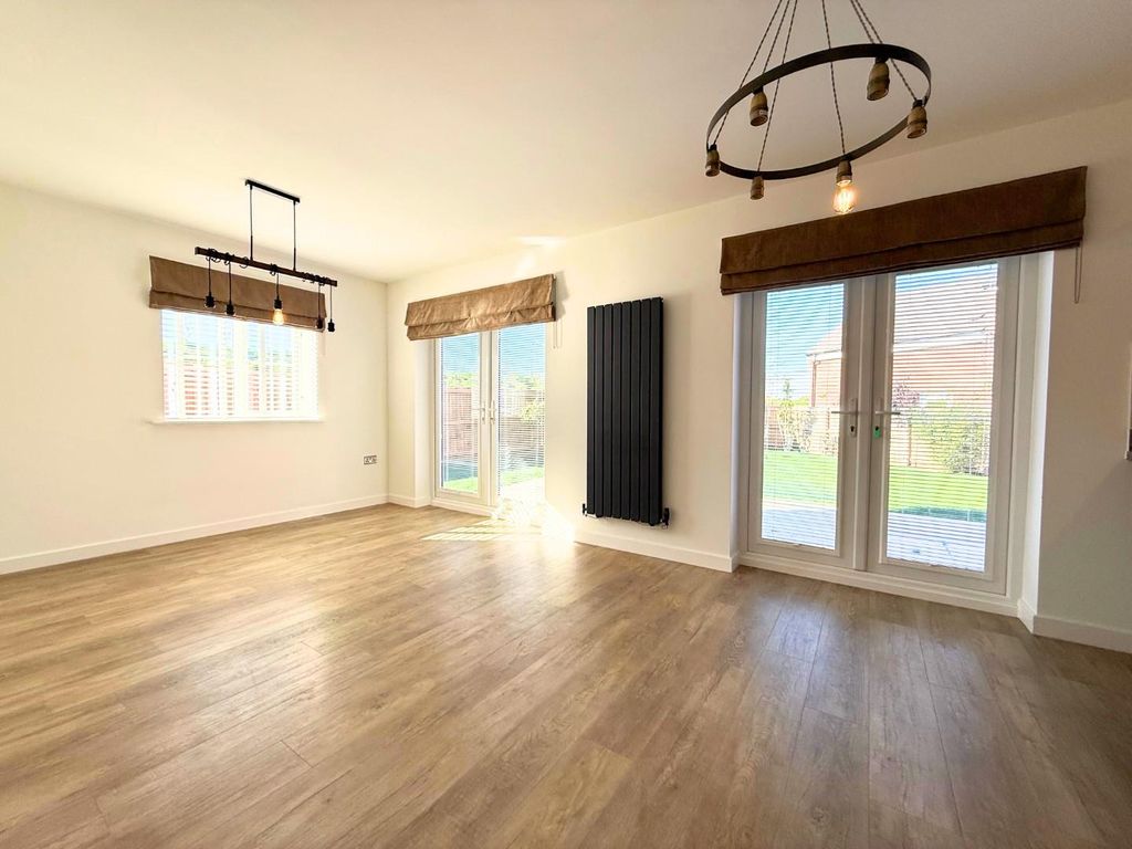 Property photo 3 of 22 Kitchen/Dining Room
