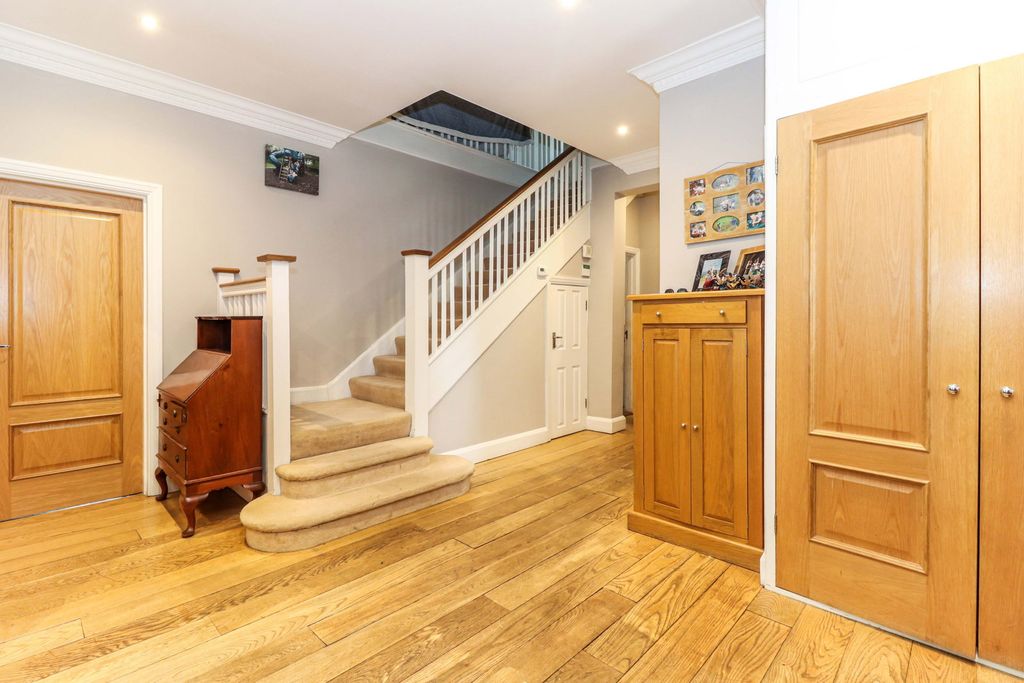 Property photo 3 of 39