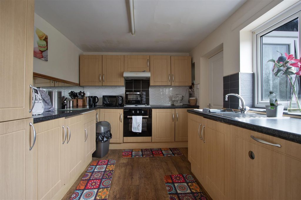 Property photo 3 of 19 Kitchen/Diner