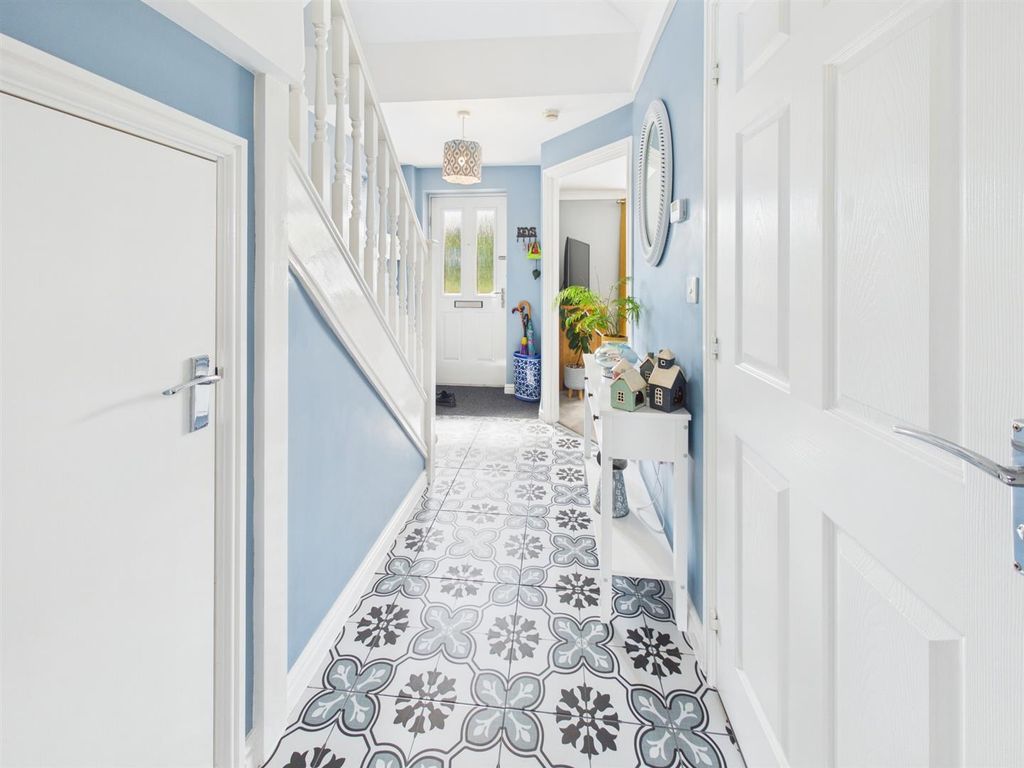 Property photo 3 of 26 Entrance Hall