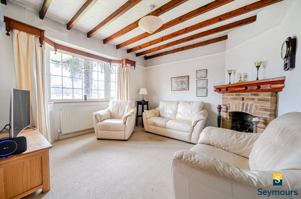 Property photo 3 of 18 Living Room