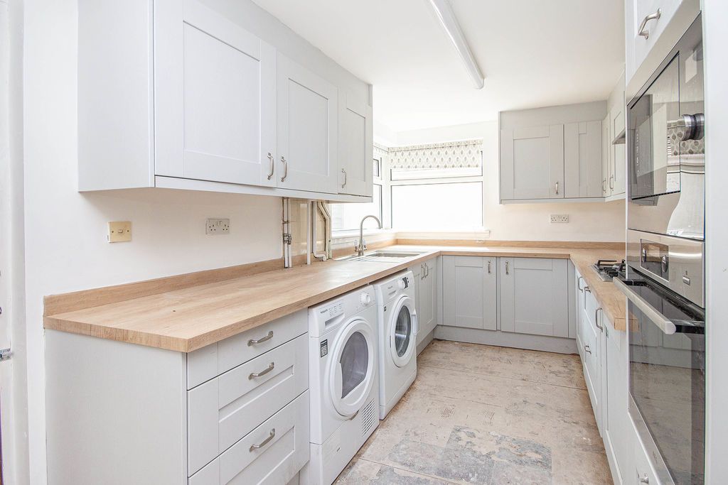 Property photo 2 of 10 Kitchen