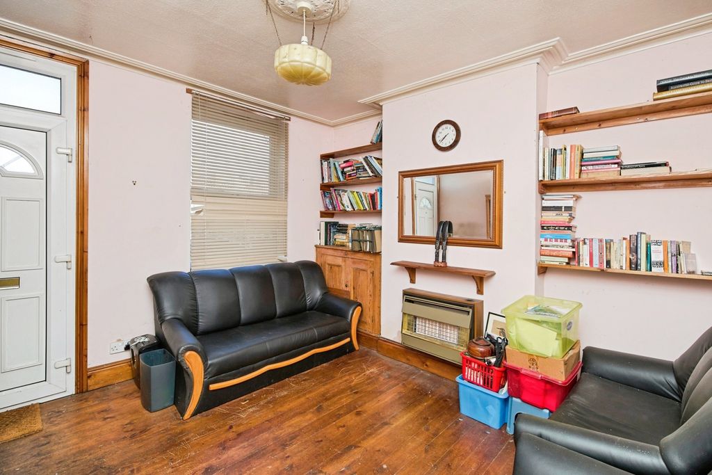 Property photo 2 of 16 Lounge