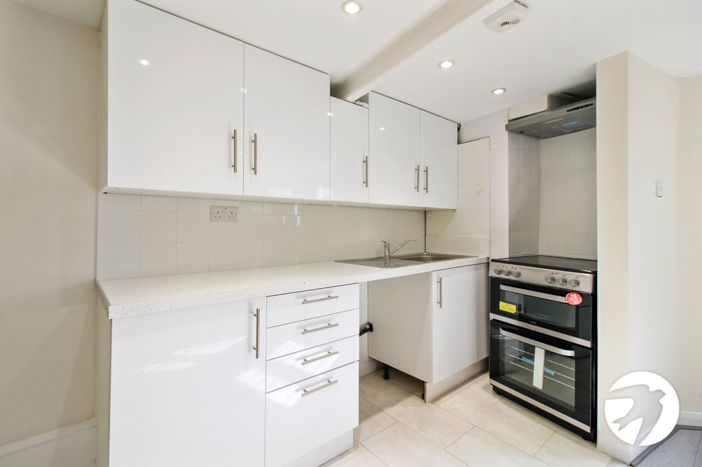Property photo 3 of 9 Kitchen