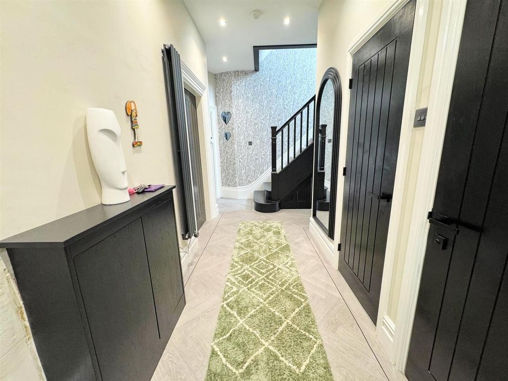 Property photo 3 of 23 Entrance Hall