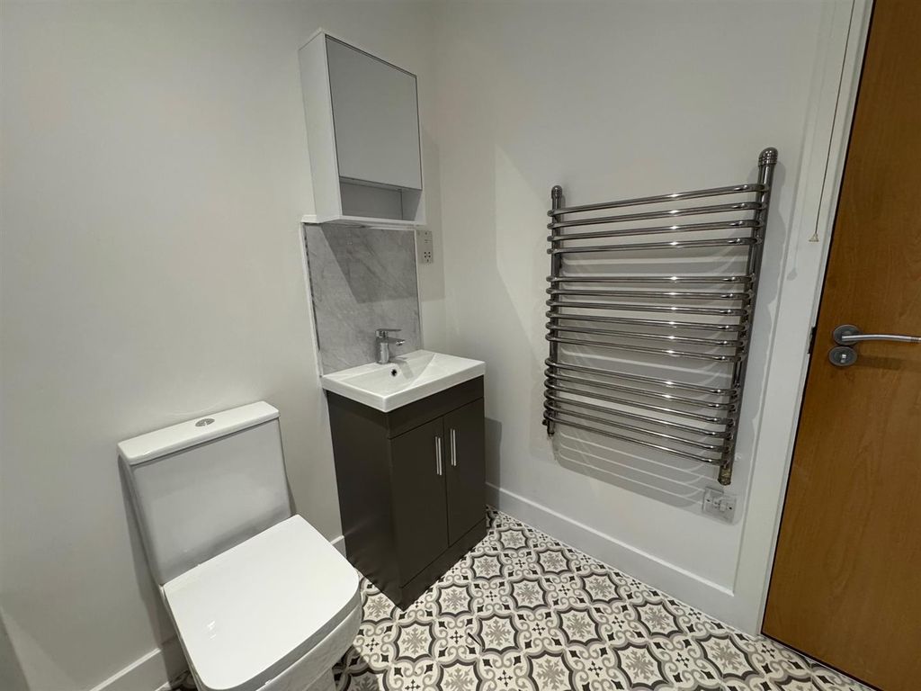 Property photo 3 of 12 Bathroom