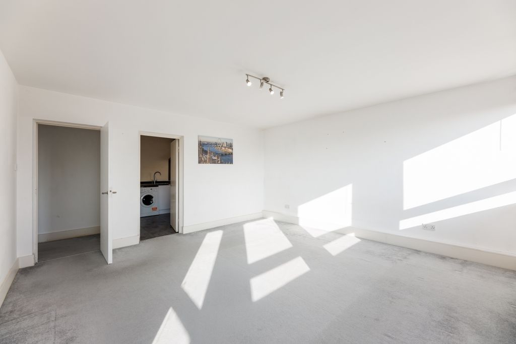 Property photo 2 of 8 Stangate F39 (02 ...