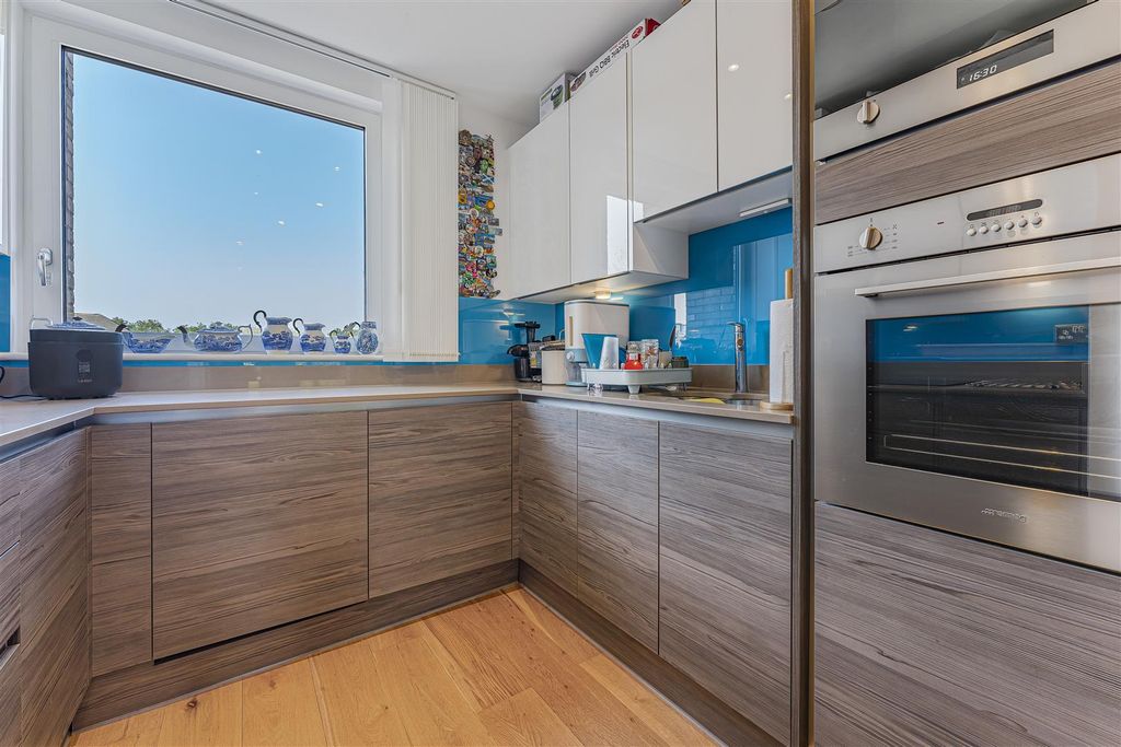 Property photo 3 of 20 Harbourside Court