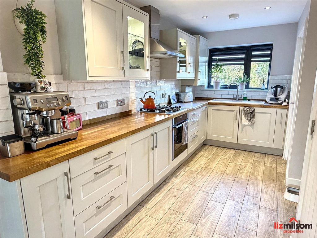 Property photo 3 of 17 Splendid Fitted Kitchen With Many Appliances