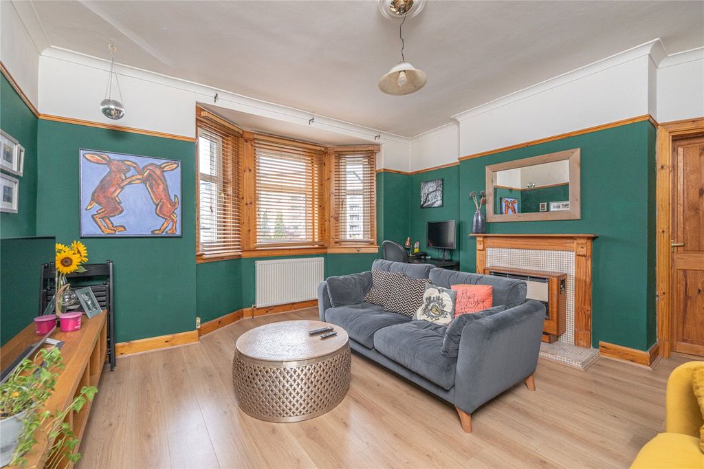 Property photo 1 of 15 Lounge