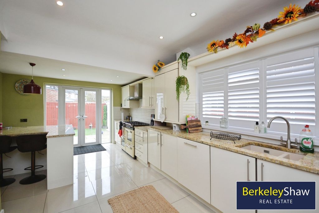 Property photo 2 of 21 Kitchen