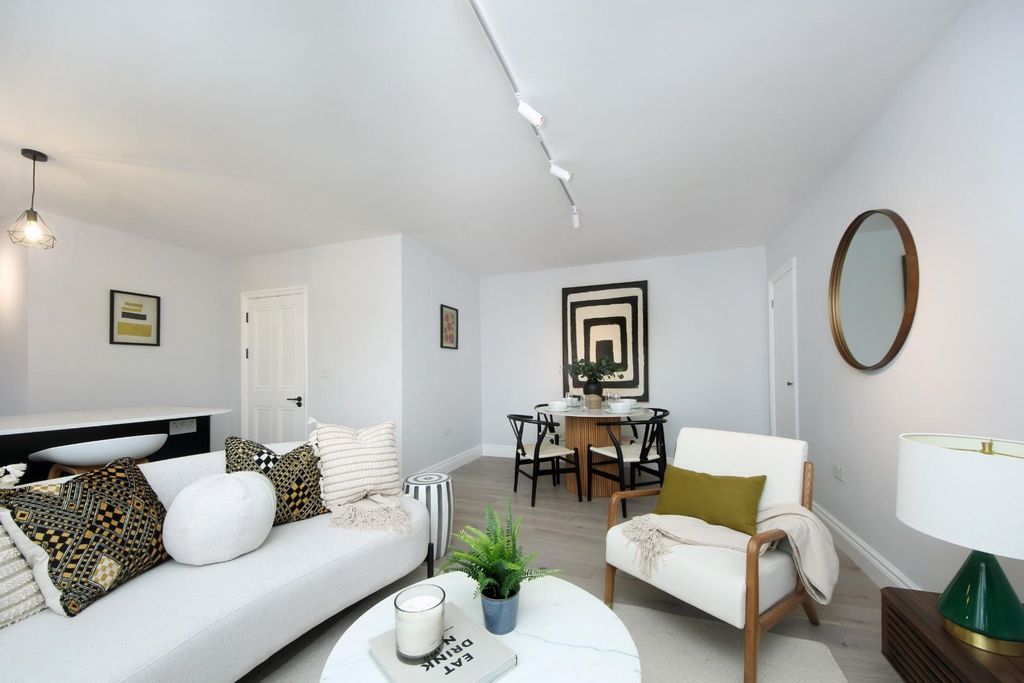 Property photo 3 of 17 Gv- 6 Audley Court (3).Jpg