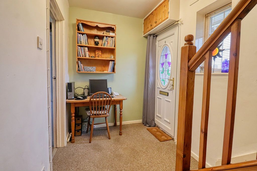 Property photo 2 of 20 Entrance Hall