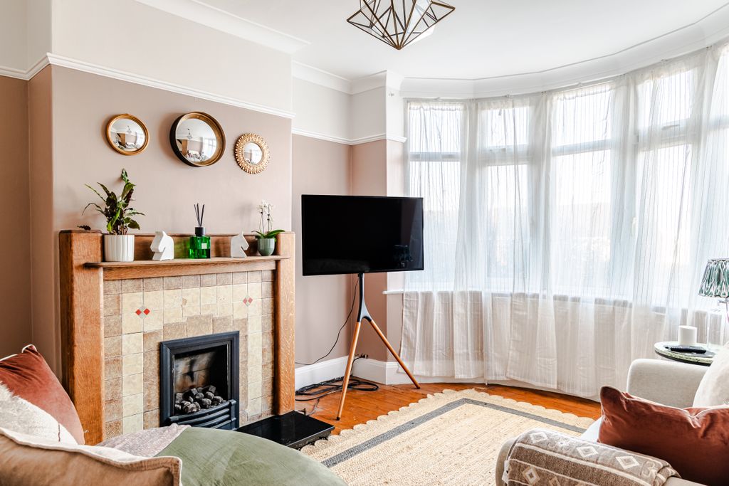 Property photo 1 of 26 Lounge1