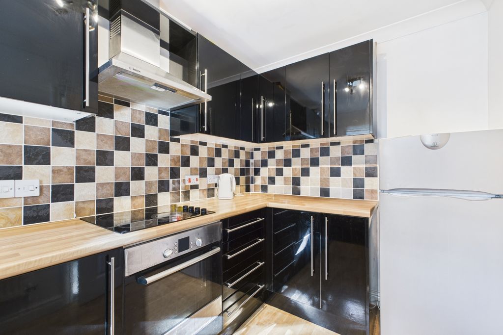 Property photo 3 of 17 Ewemove Spalding -  Finlay Close - Kitchen