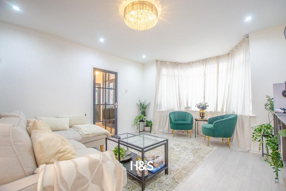 Property photo 2 of 14 85 Scott Road - Lounge.Jpg