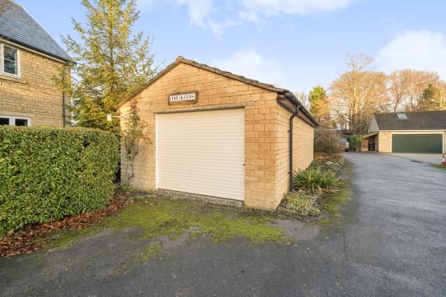Property photo 2 of 25 Garage