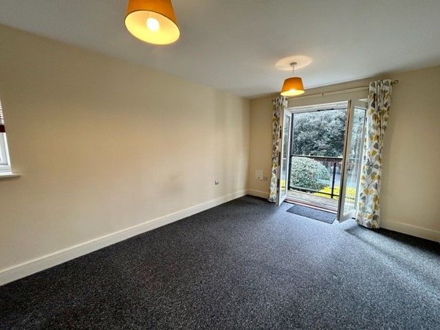 Property photo 3 of 11 Lounge