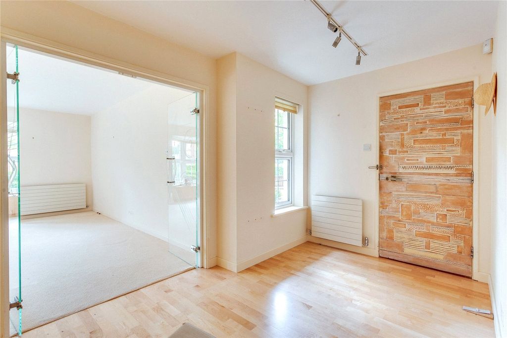 Property photo 3 of 17 Ground Entrance Hall