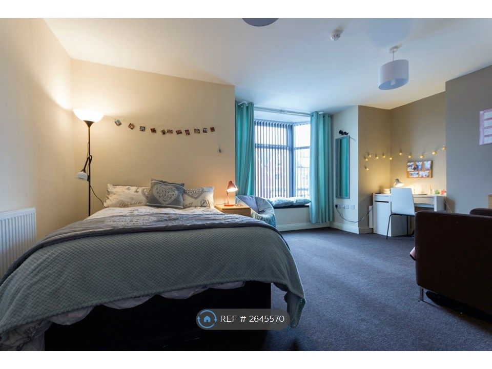 Property photo 1 of 15 Huge En-Suite Bedroom