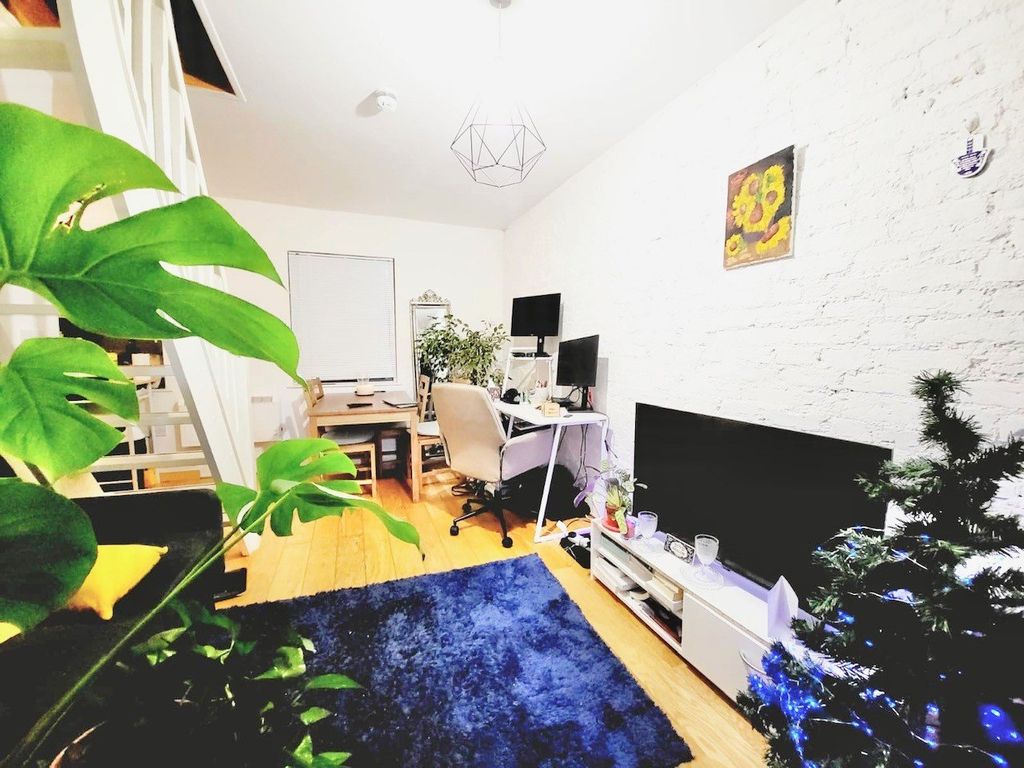 Property photo 1 of 6 Studio For Rent