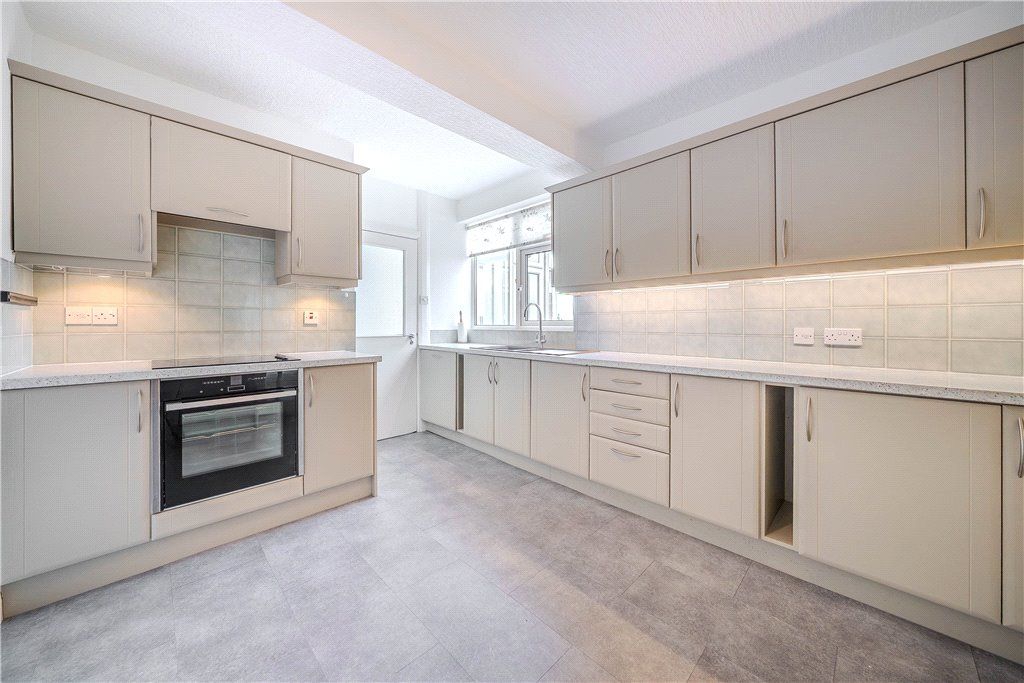 Property photo 3 of 19 Kitchen