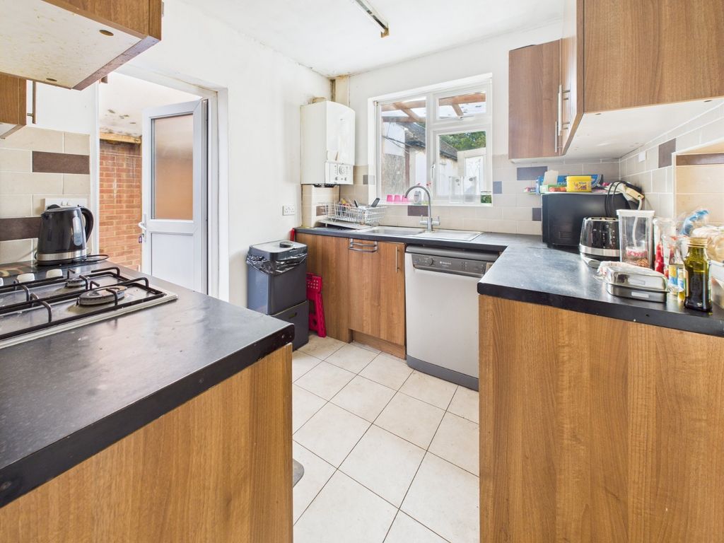 Property photo 3 of 12 Kitchen