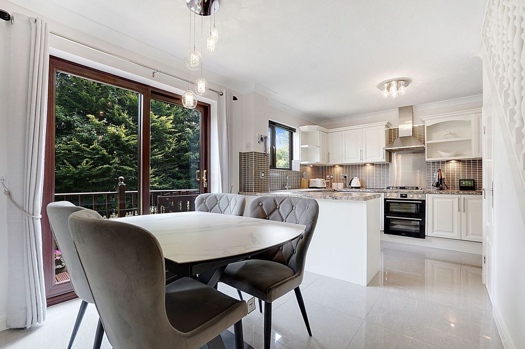 Property photo 3 of 28