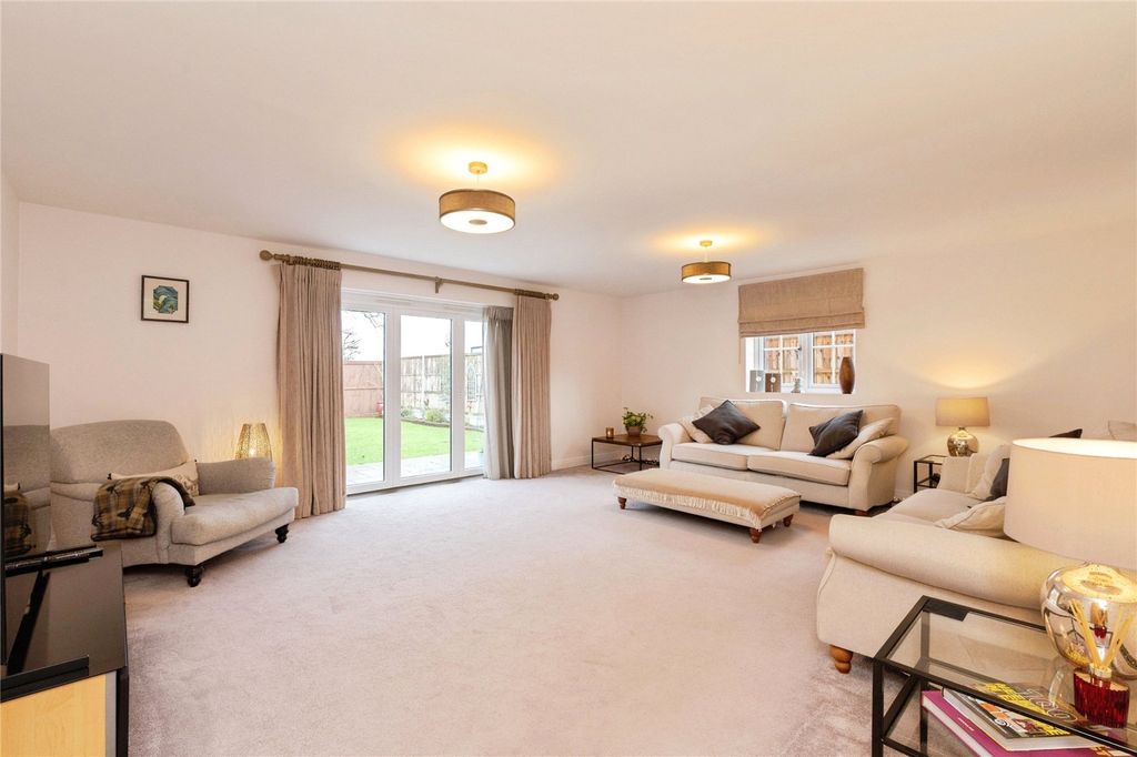 Property photo 3 of 24 Lounge