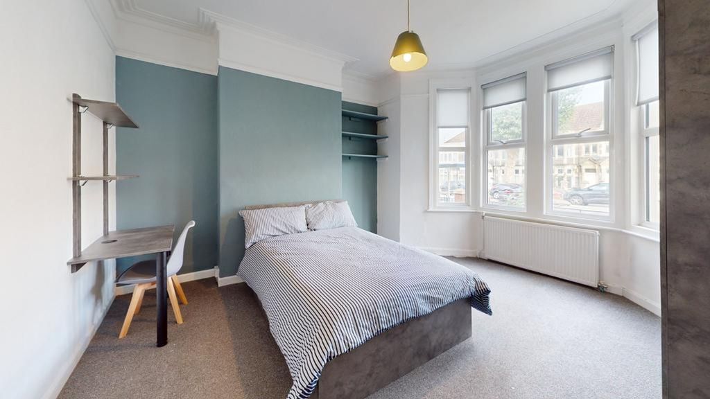 Property photo 1 of 33 A Spacious And Well-Lit Large Double Bedroom With ...