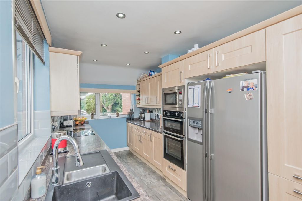 Property photo 3 of 25 Fitted Kitchen: