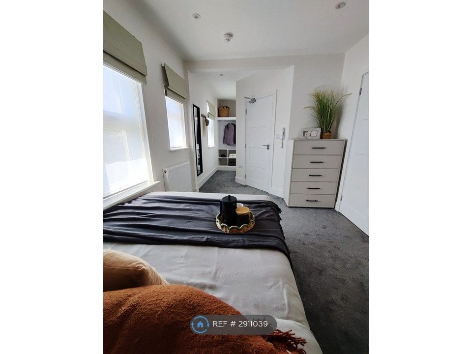 Property photo 2 of 11 Room 5 - Double Ensuite - £745Pcm