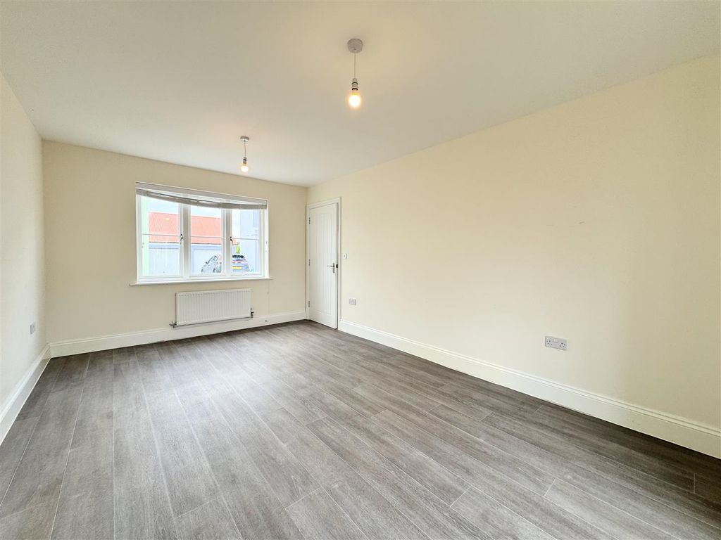 Property photo 3 of 25 Lounge