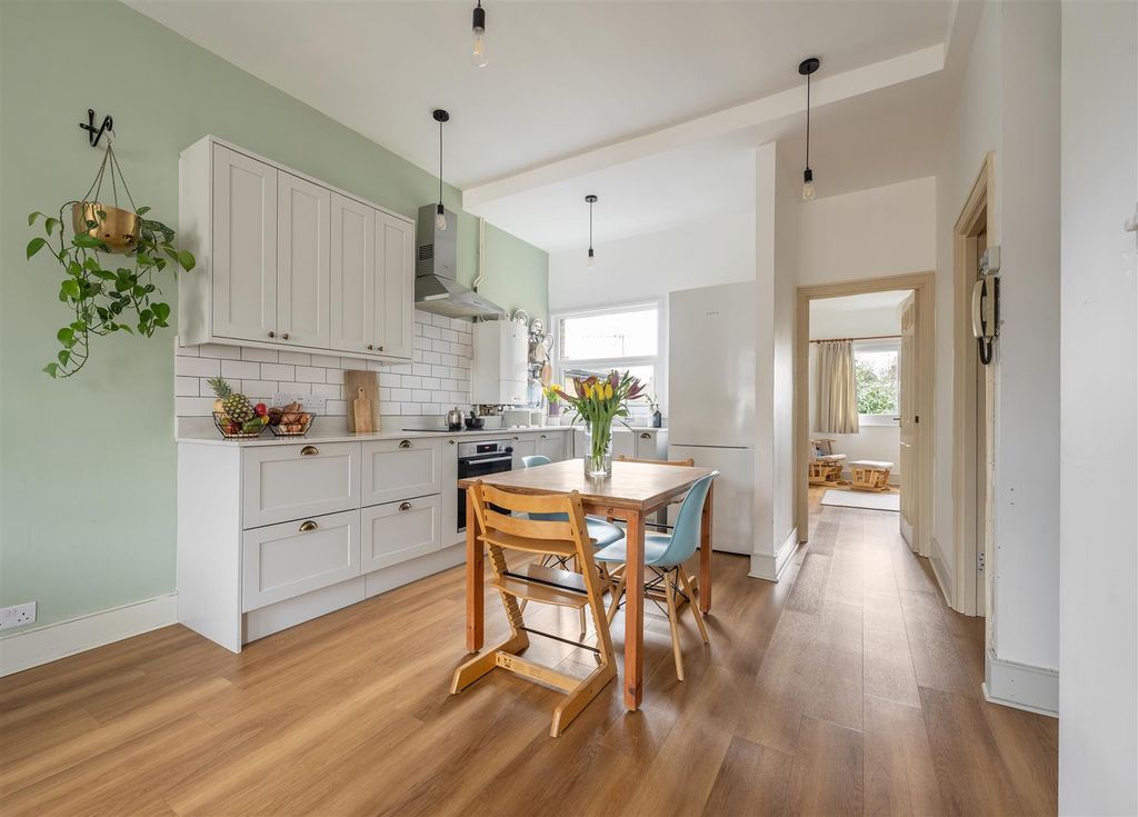 Property photo 3 of 21 Essex Street, E7