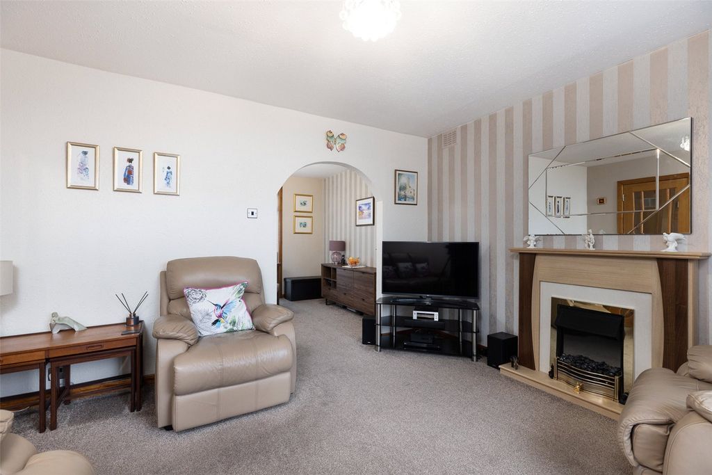 Property photo 3 of 18 Living Room