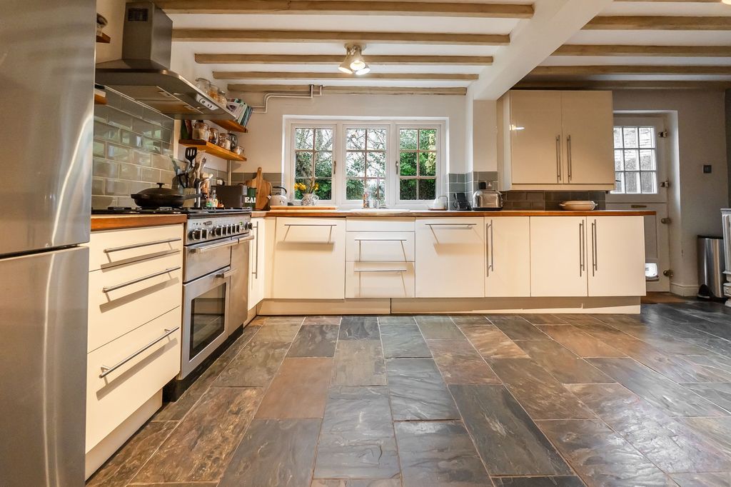 Property photo 2 of 31