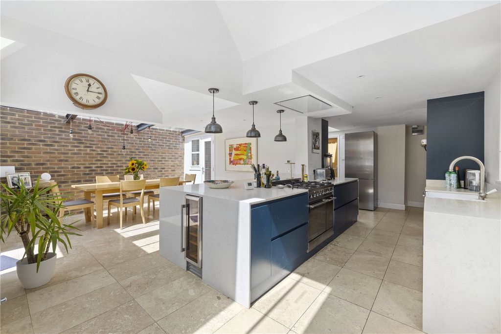 Property photo 2 of 18 Kitchen/Breakfast