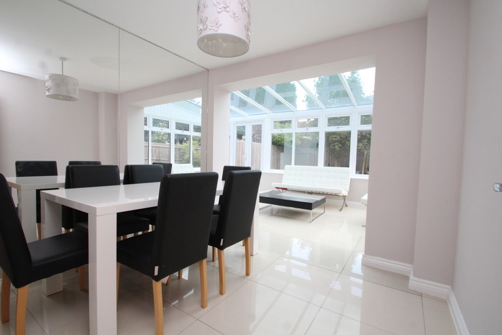 Property photo 3 of 11 Dining Area