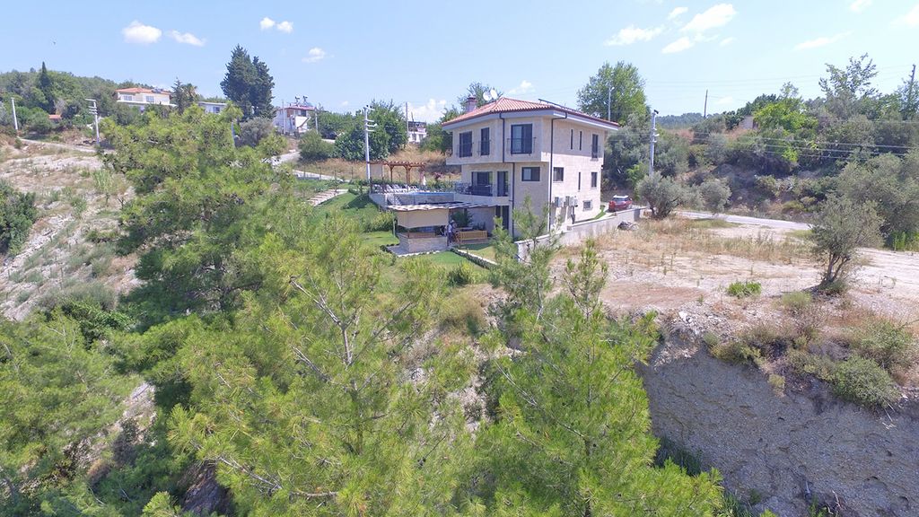 Property photo 2 of 42