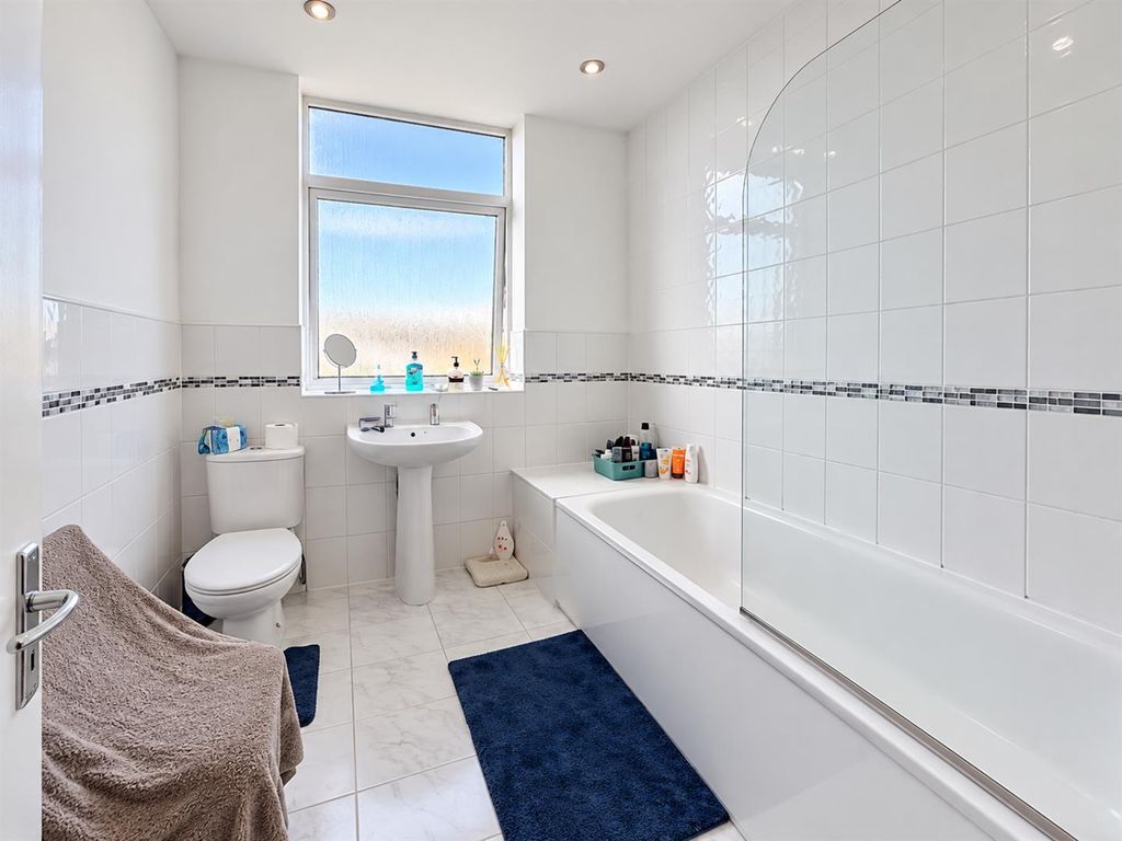 Property photo 2 of 7 Bathroom