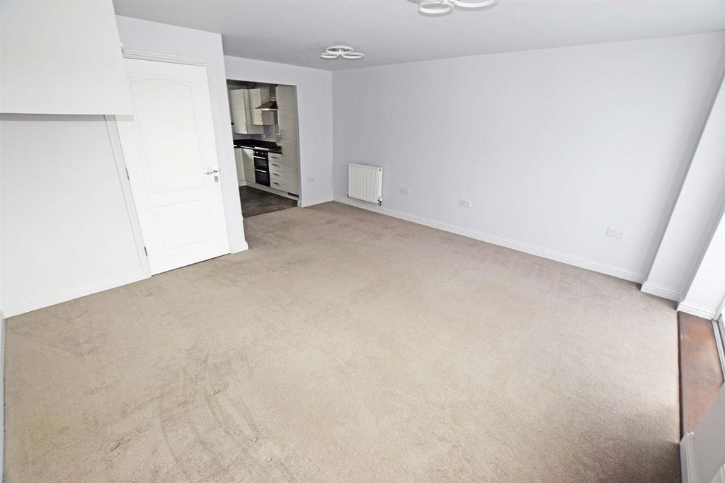 Property photo 3 of 14 Lounge
