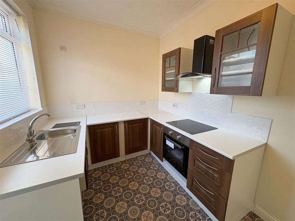 Property photo 3 of 8 Kitchen