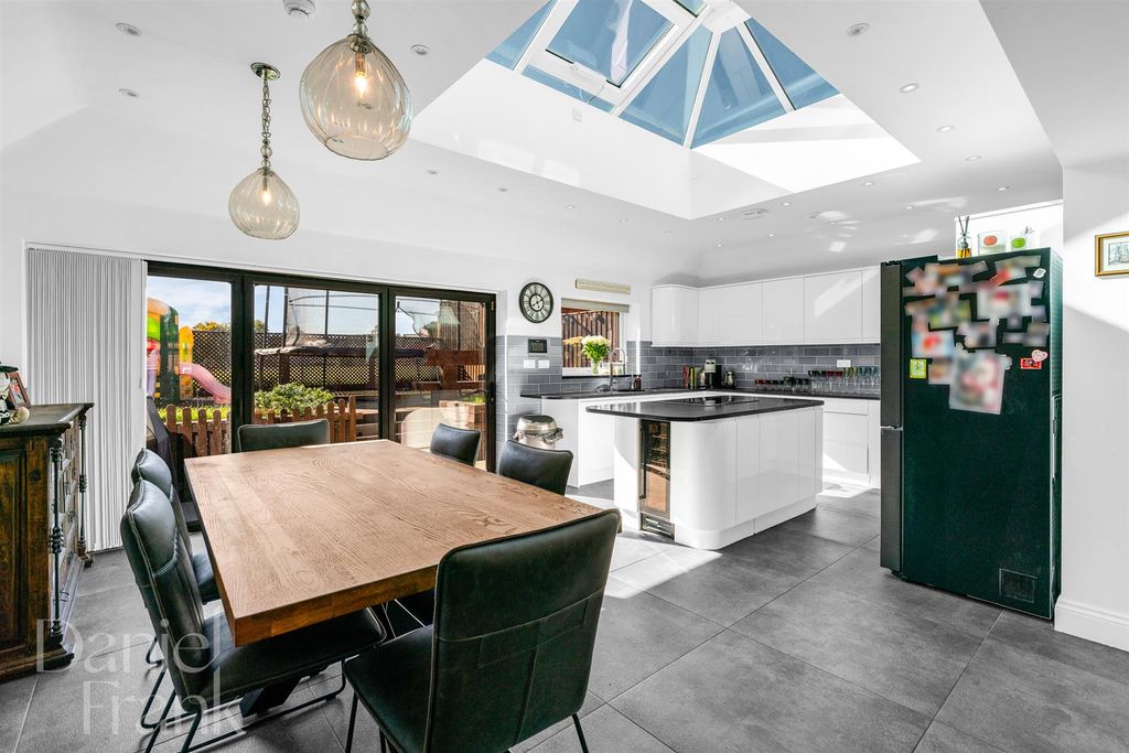 Property photo 2 of 31